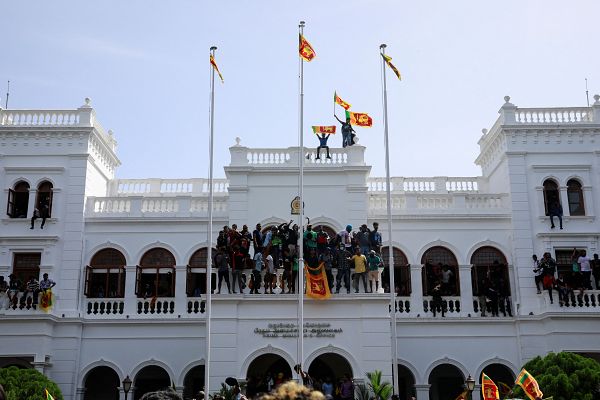 Continúan las protestas en Sri Lanka con los manifestantes abandonando los edificios ocupados