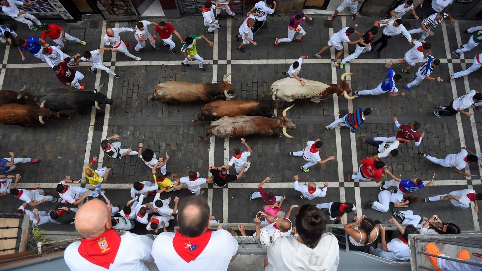 ¿Cómo consiguen los fotógrafos capturar las mejores imágenes de los Sanfermines?