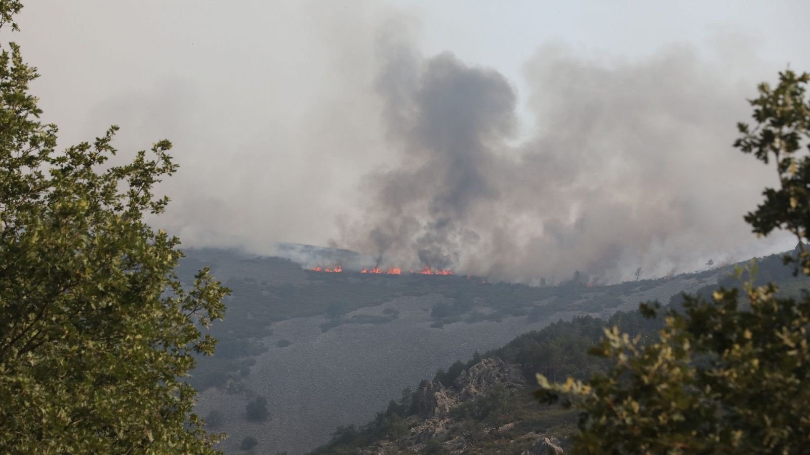 Las llamas avanzan con fuerza en Casas de Miravete