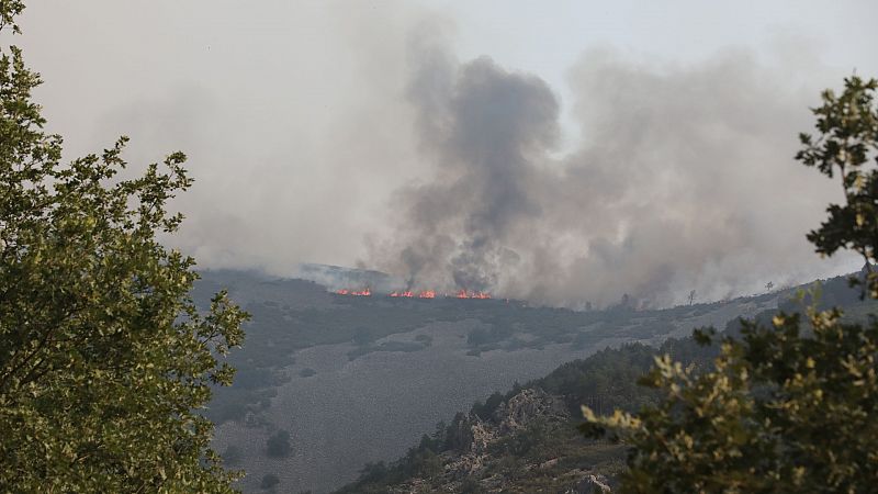 Los incendios se recrudecen en Cáceres y las llamas avanzan con fuerza en Casas de Miravete