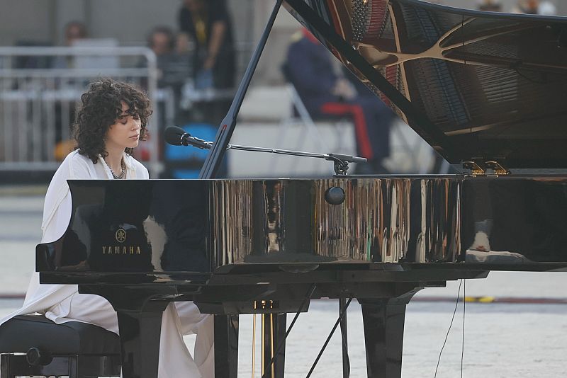 Alice Wonder interpreta 'Lucha de gigantes' en el memorial por las víctimas de la COVID