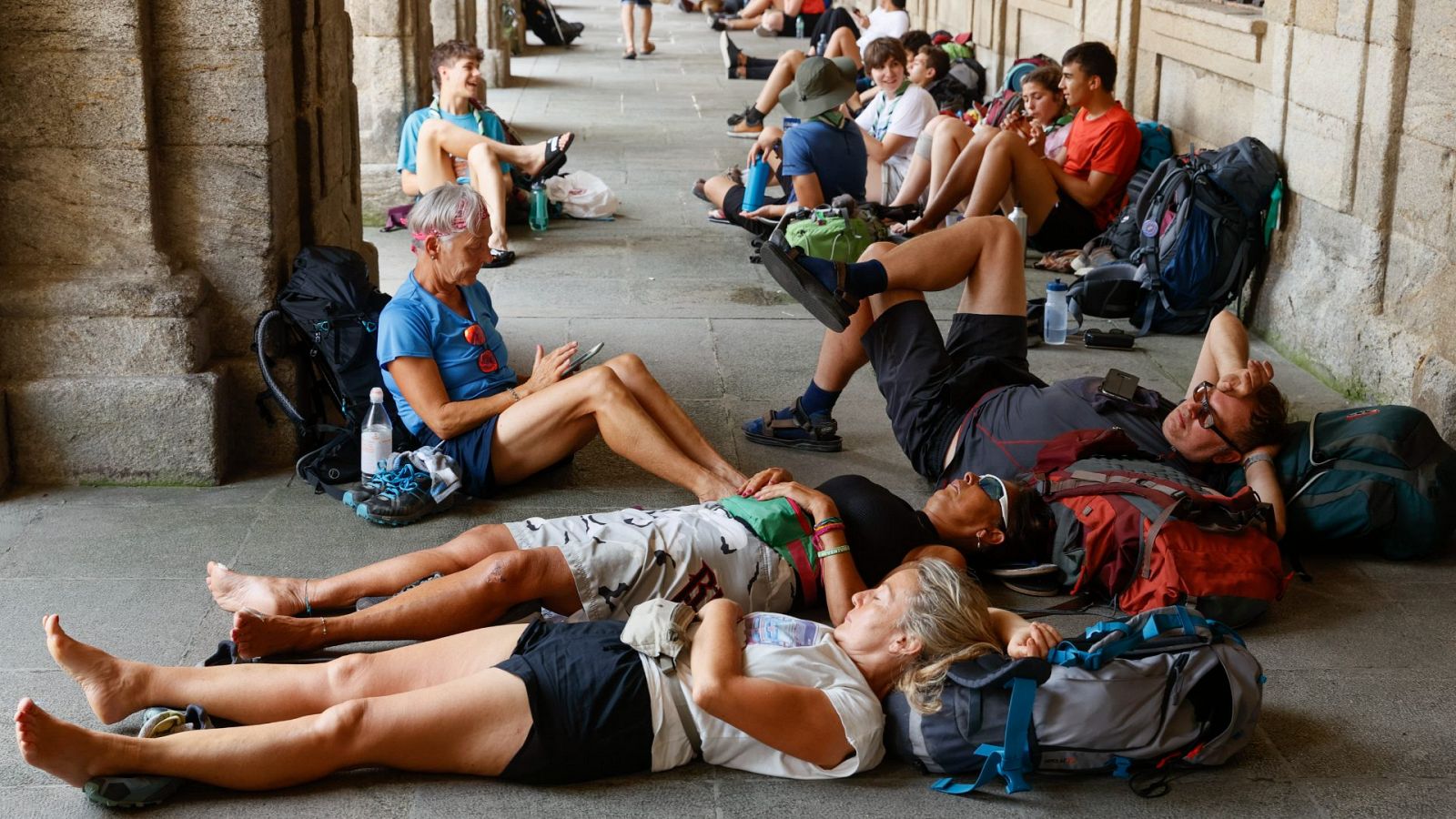 Los peregrinos sufren la ola del calor en pleno Camino de Santiago