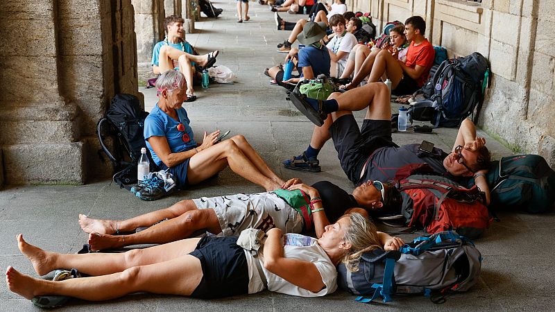 Los peregrinos sufren la ola del calor en pleno Camino de Santiago