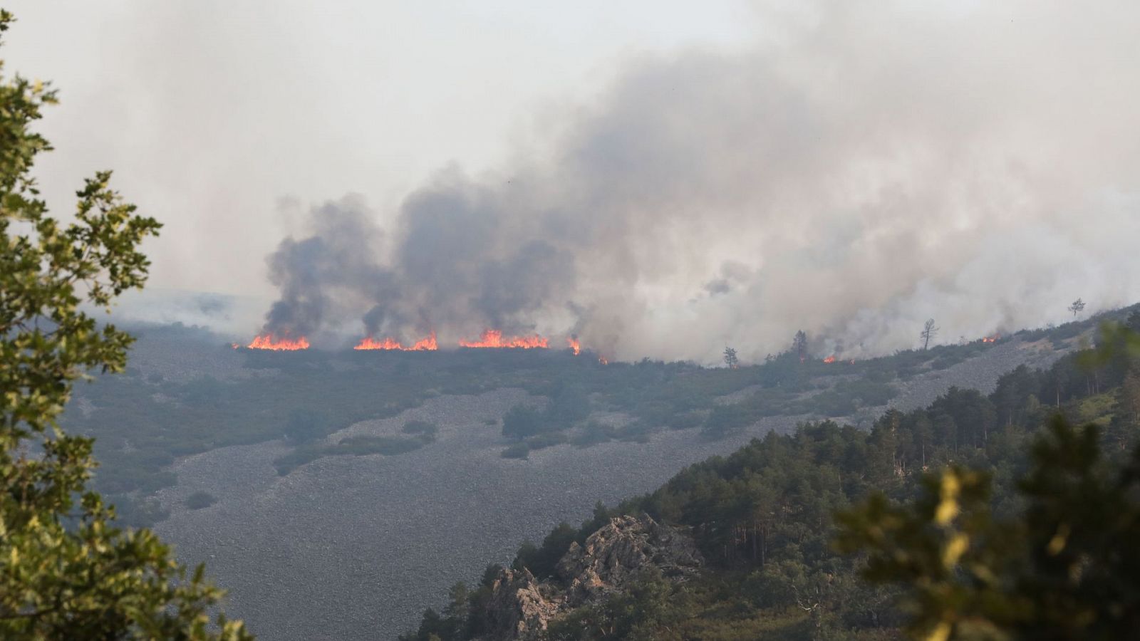 Los cambios en el viento complican la extinción en el Parque de Monfragüe y Las Hurdes