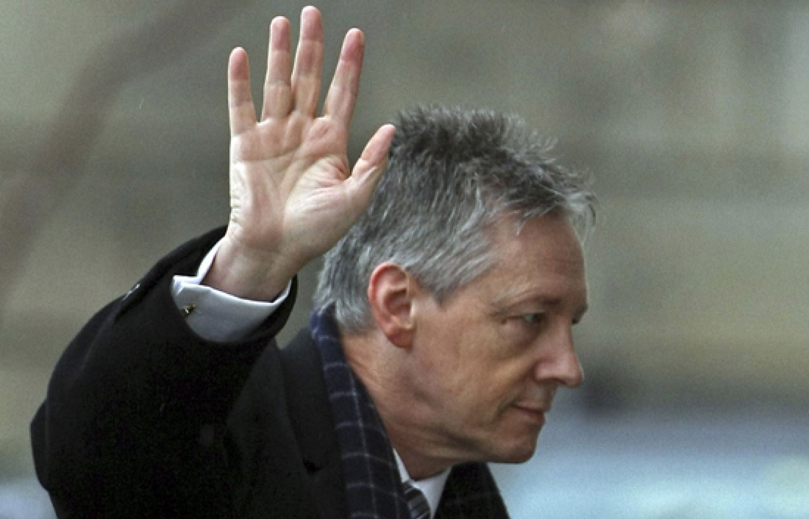 Lo que comenzó siendo una simple aventura de su mujer, política como él, se ha convertido en un escándalo por tráfico de influencias que podría costarle el puesto. 