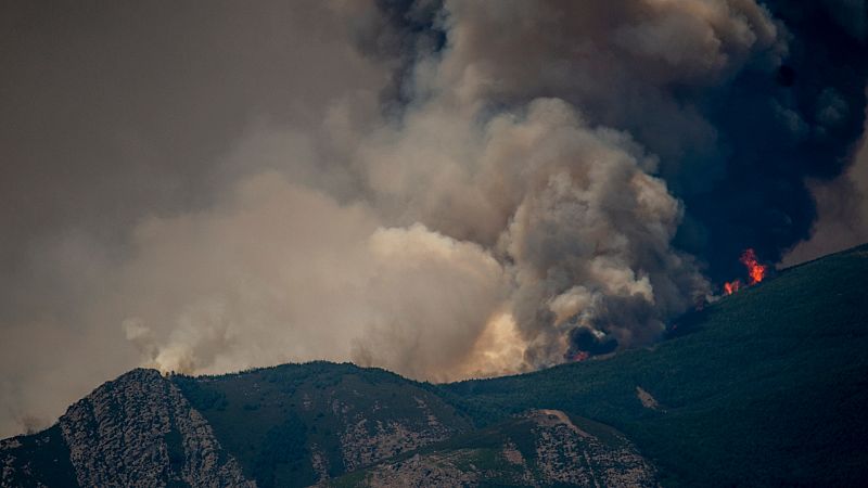 El viento complica los incendios de Cáceres, Salamanca, Ourese y Barcelona, quemando miles de hectáreas