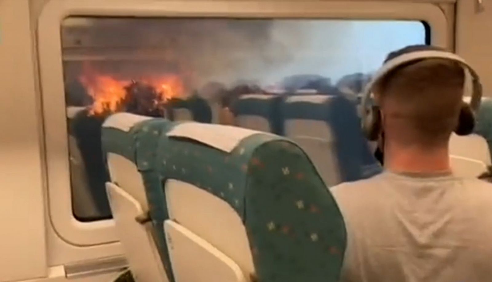 Los pasajeros del tren de Ferrol a Madrid quedan atrapados en mitad de las llamas