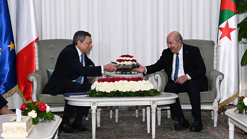 Draghi firma en Argelia un contrato gasístico crucial para Italia