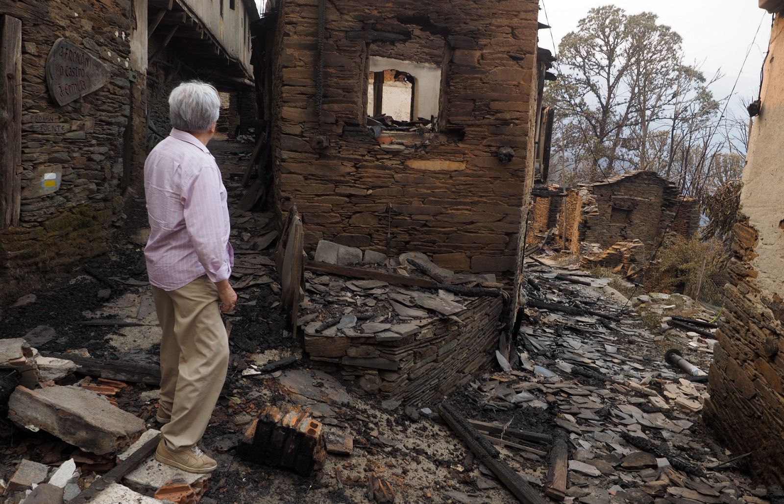 Volver a casa tras un incendio: "Está todo negro, da pena verlo" | Ver