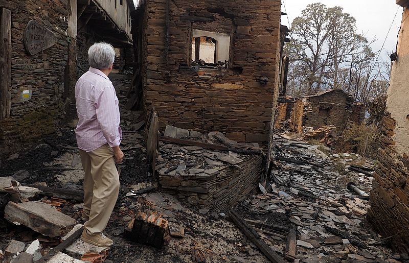 Volver a casa tras un incendio: "Está todo negro, da pena verlo" | Ver