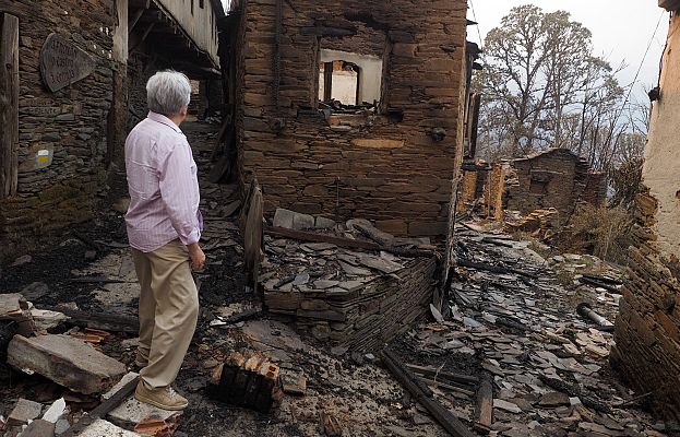 Telediario 1 - El difícil regreso a casa tras un incendio: "Está todo negro, da pena verlo"