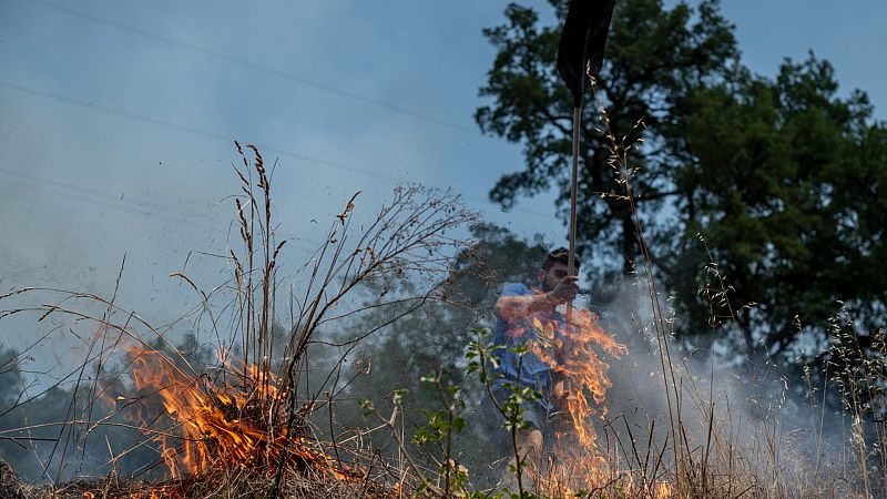Vecinos contra el fuego: intervenir en la extinción puede ser muy peligroso y obstaculiza la labor de los profesionales