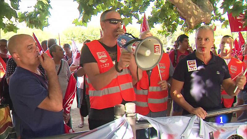 200 treballadors de presons es concentren a les portes del Parlament 