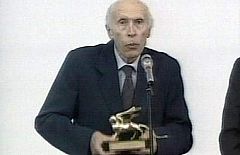 Éric Rohmer recibe el León de oro de honor en Venecia en 2001