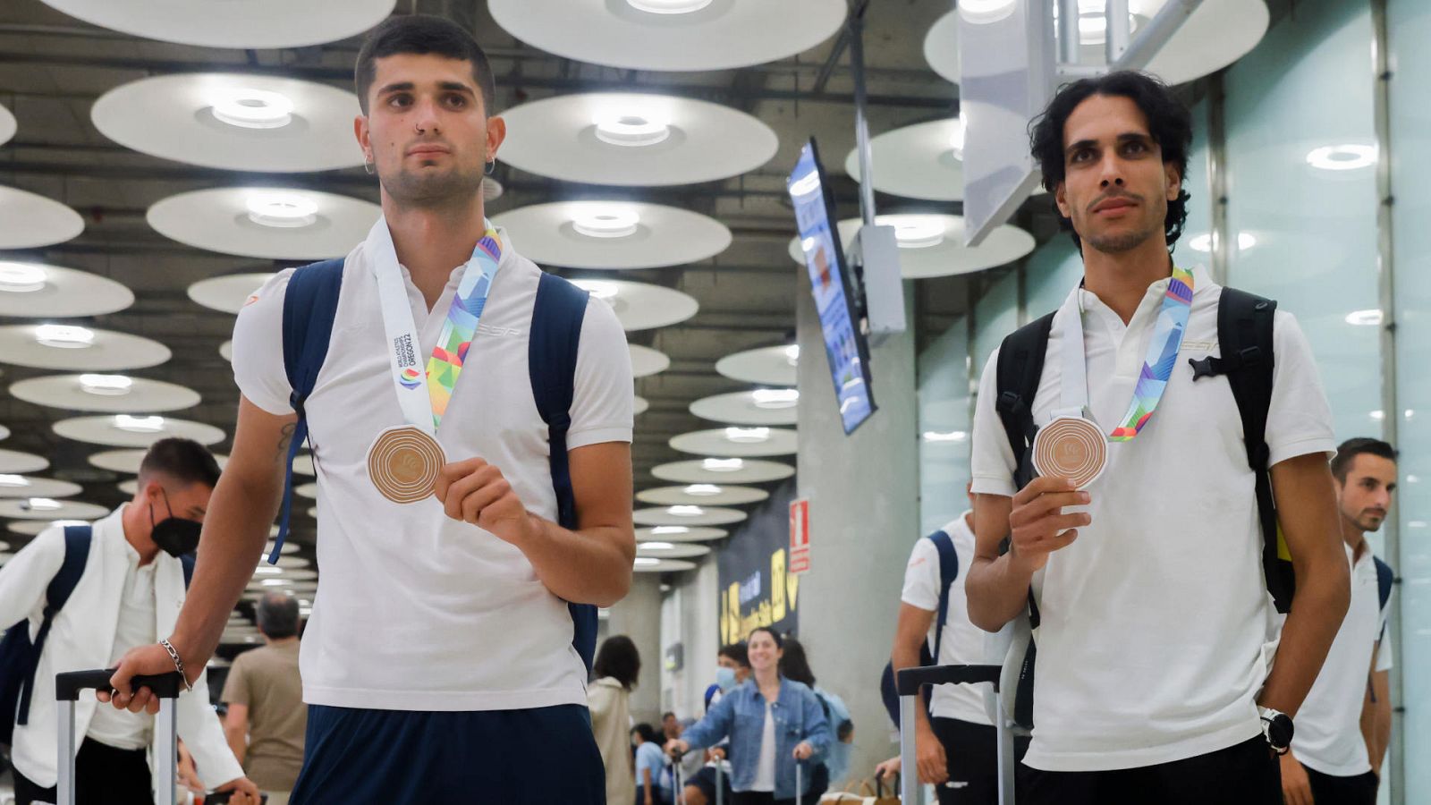 Mundial de atletismo | Regresan a España los bronceados Asier Martínez y Mo Katir -- Ver ahora