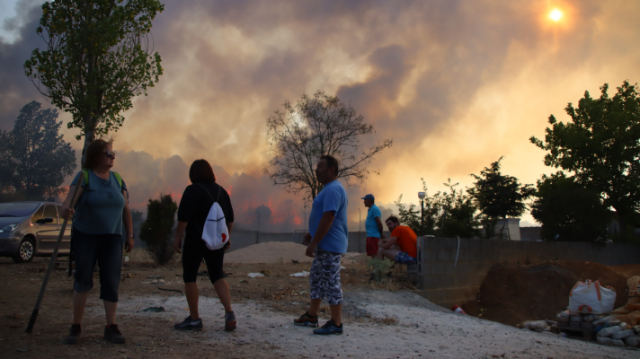 Los voluntarios se organizan para atender a bomberos y afectados por los incendios