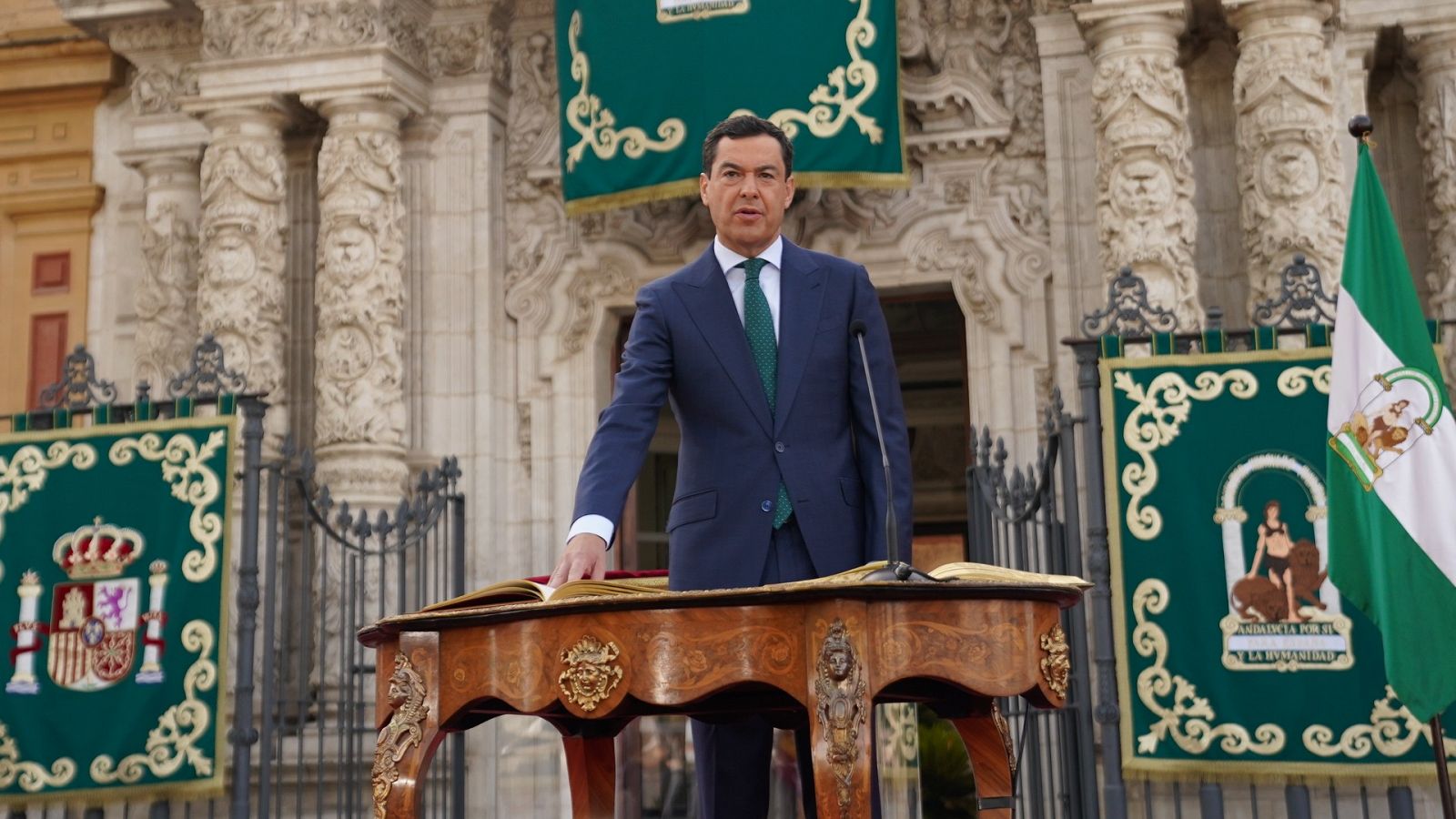 Juanma Moreno toma posesión al frente de la Junta de Andalucía
