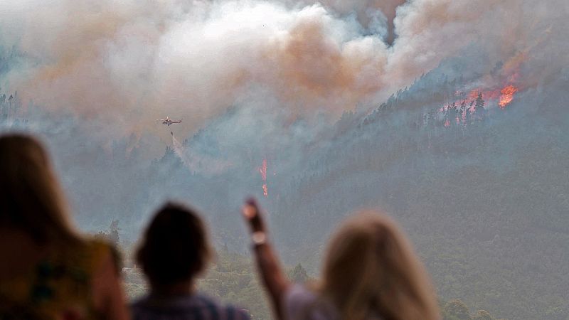 El incendio forestal de Tenerife sigue activo y en nivel 2