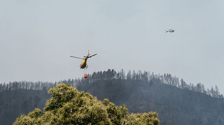 El fuego avanza en Tenerife tras quemar de 2.400 hectáreas