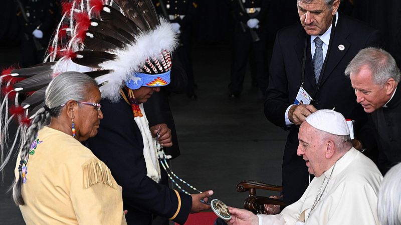 El papa llega a Canadá para pedir perdón a los indígenas por los abusos sufridos en internados católicos