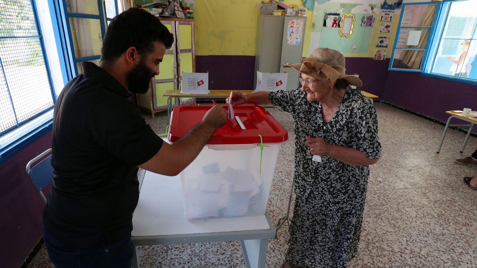 Túnez vota una nueva constitución envuelta en la polémica