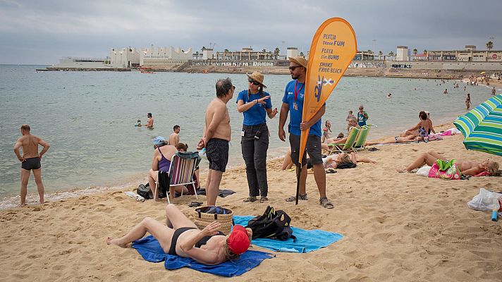 Barcelona prohíbe fumar en sus playas