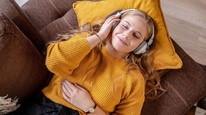 Escuchar música y ver televisión o series: las actividades preferidas de los jóvenes