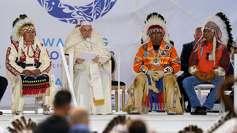 El papa pide perdón por los abusos a indígenas en internados católicos en Canadá