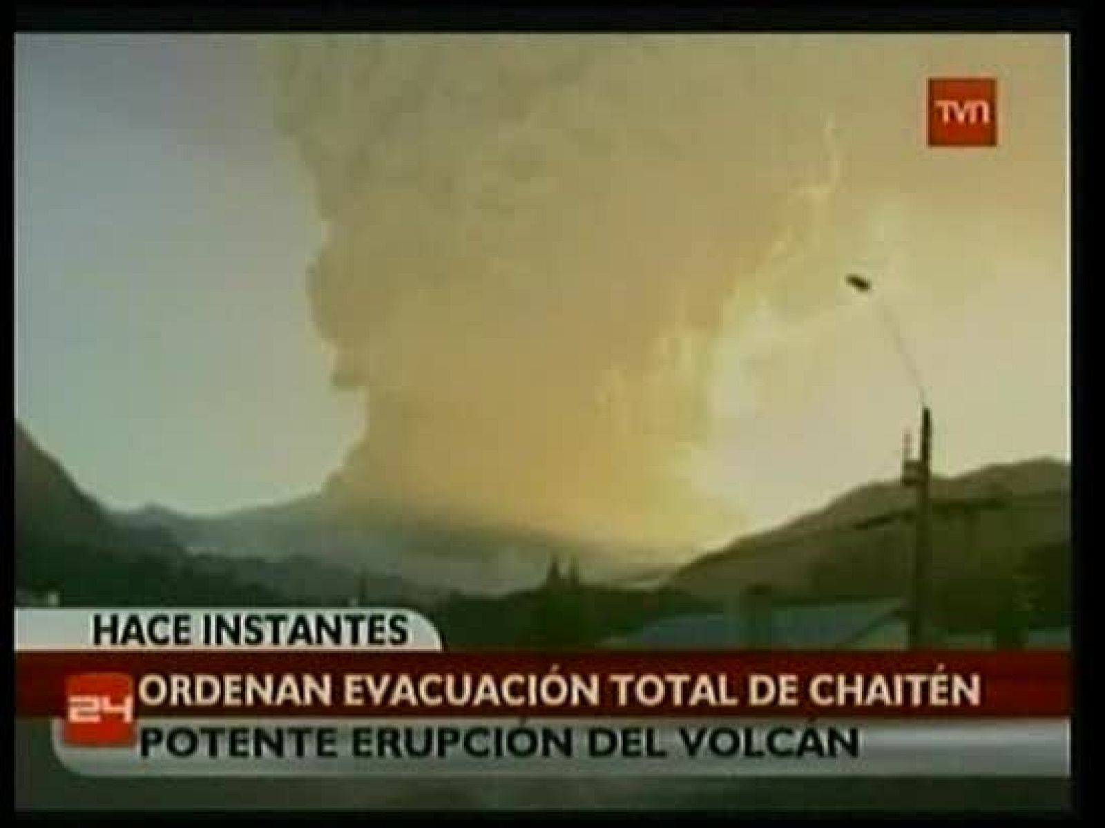 El volcán Chaitén, en Chile, ha comenzado a vomitar lava y ha obligado a la evacuación total del pueblo del mismo nombre.