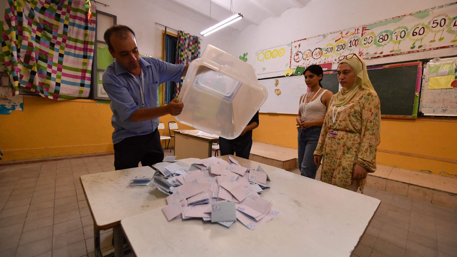 Túnez aprueba la nueva constitución con mínima participación