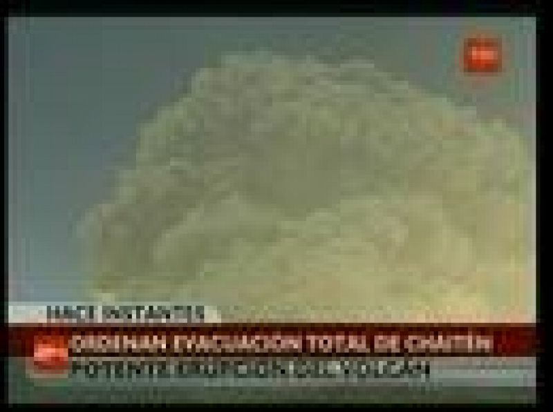 El volcán Chaitén, en Chile, ha comenzado a vomitar lava y ha obligado a la evacuación total del pueblo del mismo nombre.