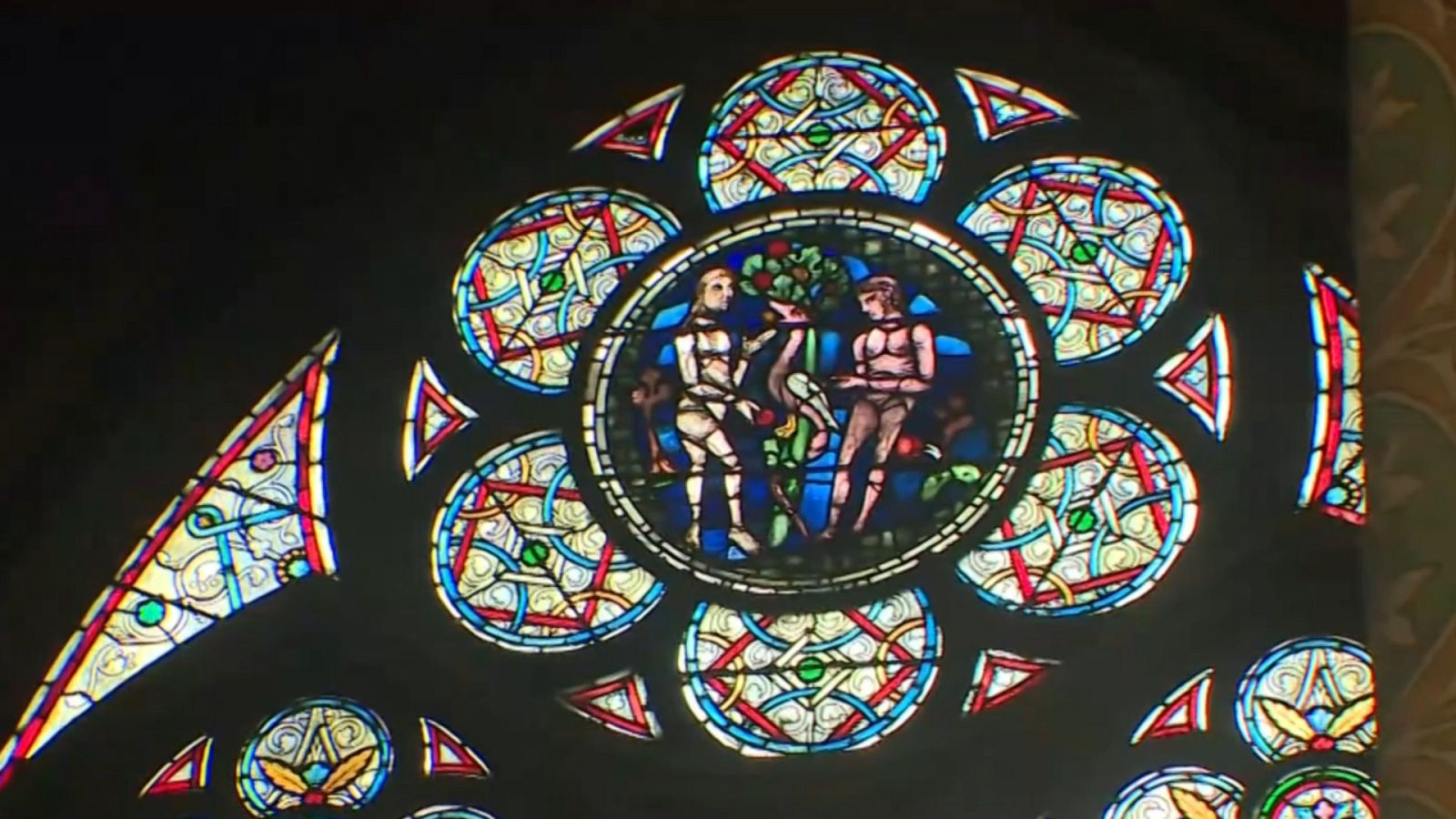 Profesionales artesanos reparan las vidrieras de la catedral de Notre Dame