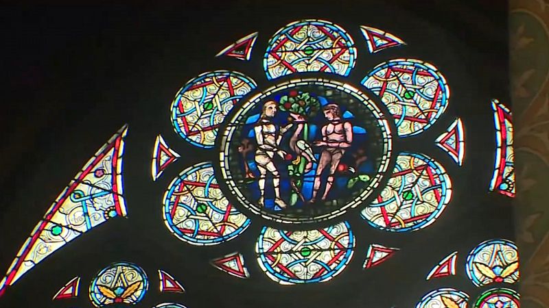 Profesionales artesanos reparan las vidrieras de la catedral de Notre Dame