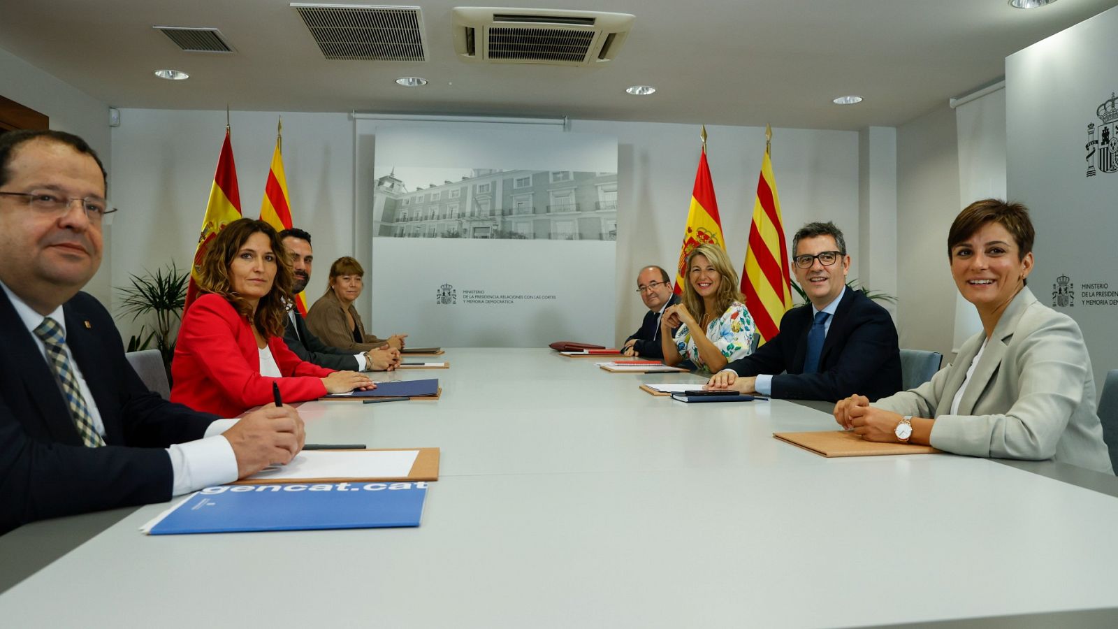 Gobierno y Generalitat acuerdan superar la judicialización y proteger el catalán