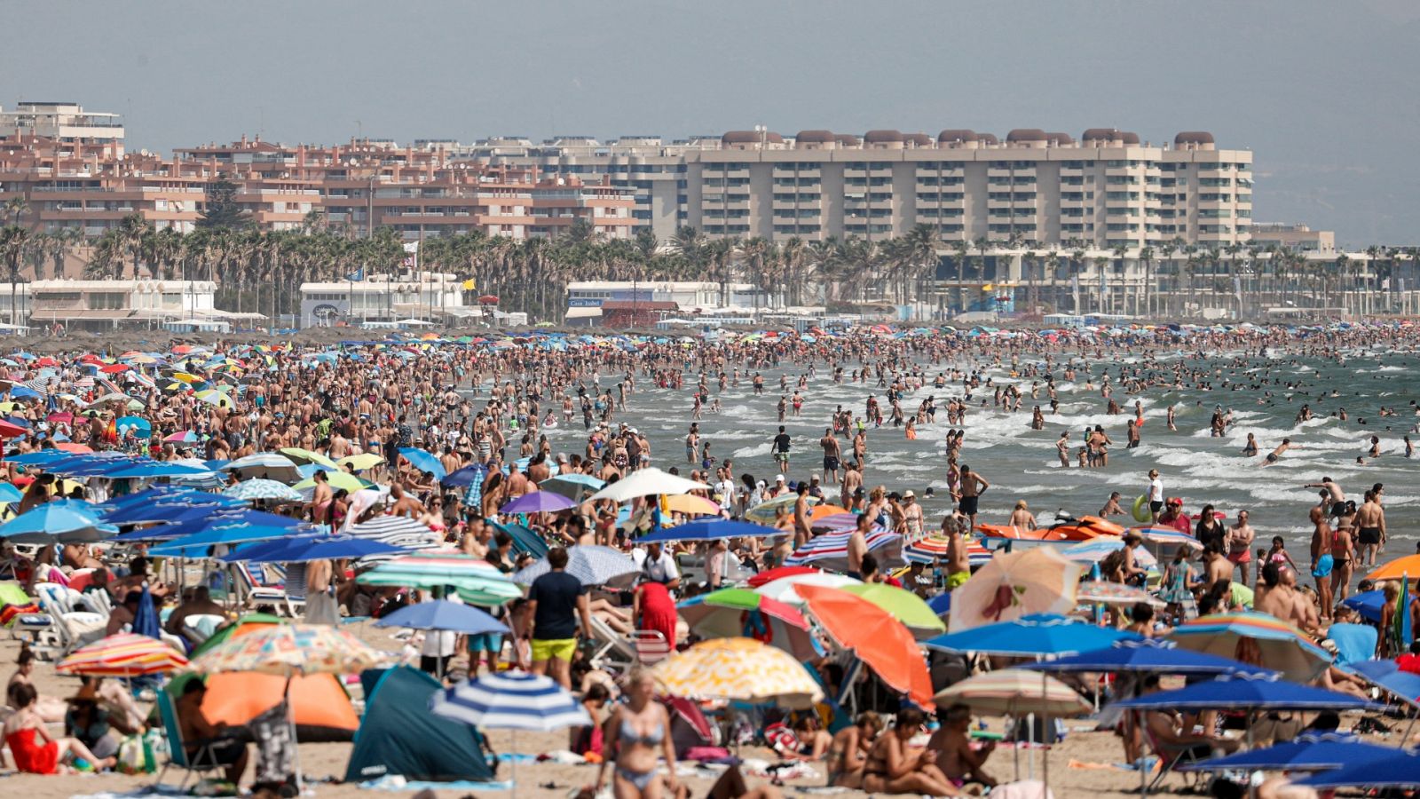 El turismo masificado vuelve con más fuerza en un verano sin restricciones