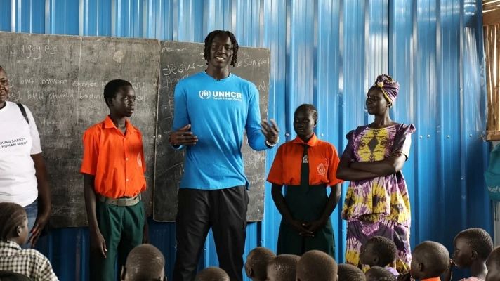 Telediario 2 - Wenyen Gabriel, refugiado de la NBA, vuelve a sus orígenes