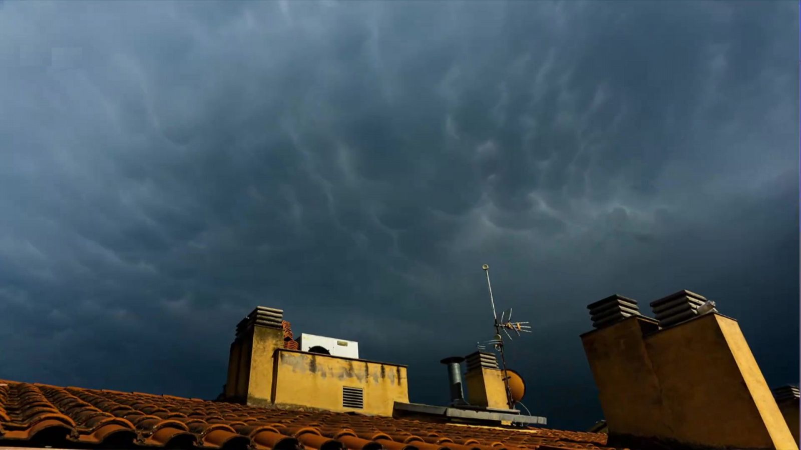 En la Península, temperaturas máximas altas en el interior de la mitad sur y probables chubascos y tormentas fuertes en el nordeste - ver ahora