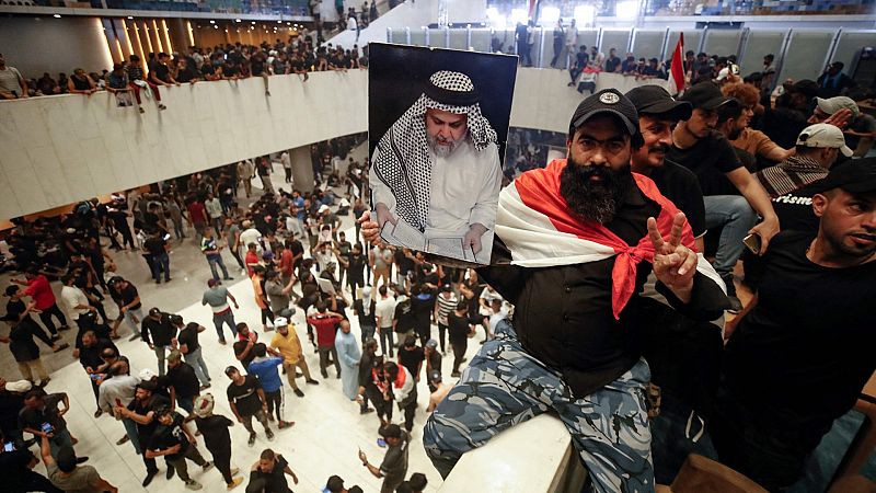 Los simpatizantes del clérigo chií Al Sadr vuelven a asaltar el Parlamento de Irak