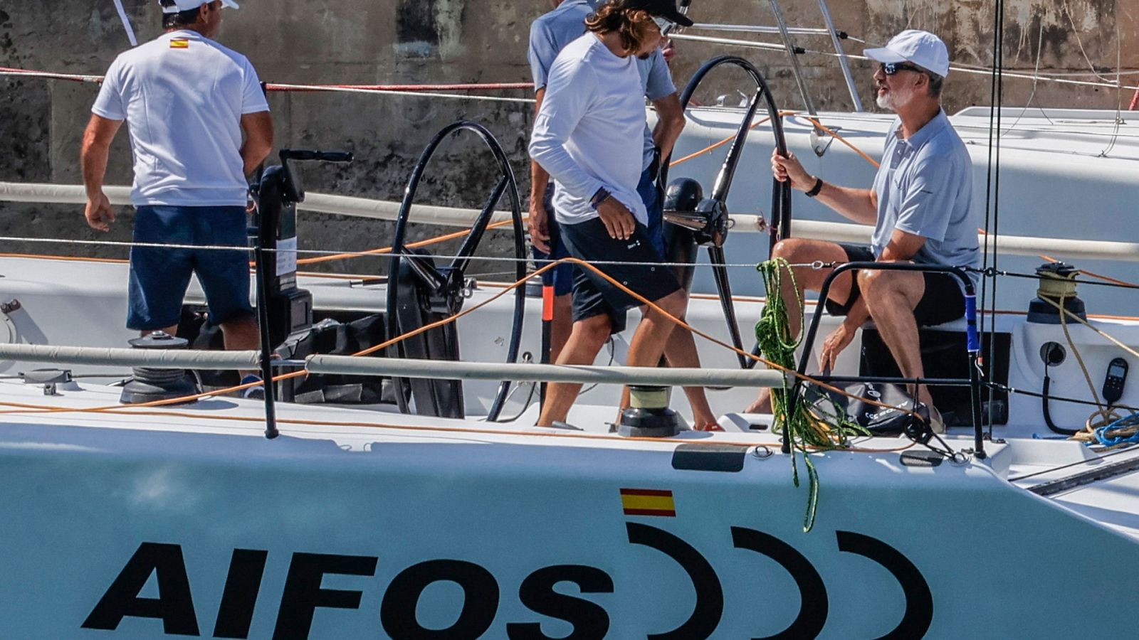 Felipe VI entrena a bordo del Aifos 500 en la 40º Copa del Rey de Vela