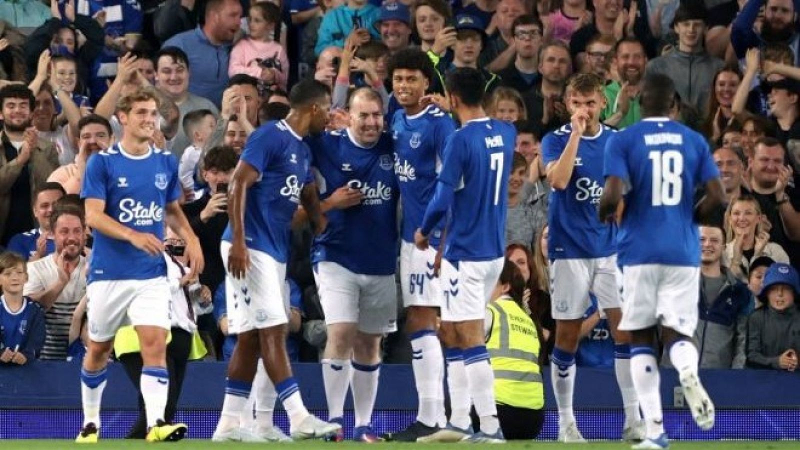 El Everton deja lanzar un penalti a un aficionado por su ayuda humanitaria