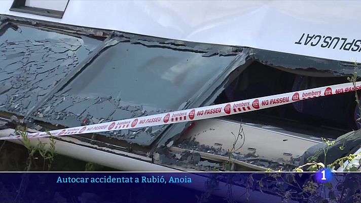 Retiren l'autocar accidentat a Rubió (Anoia)