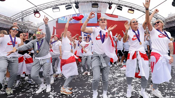 Eurocopa femenina | La selección inglesa celebra su título en las calles de Londres      
