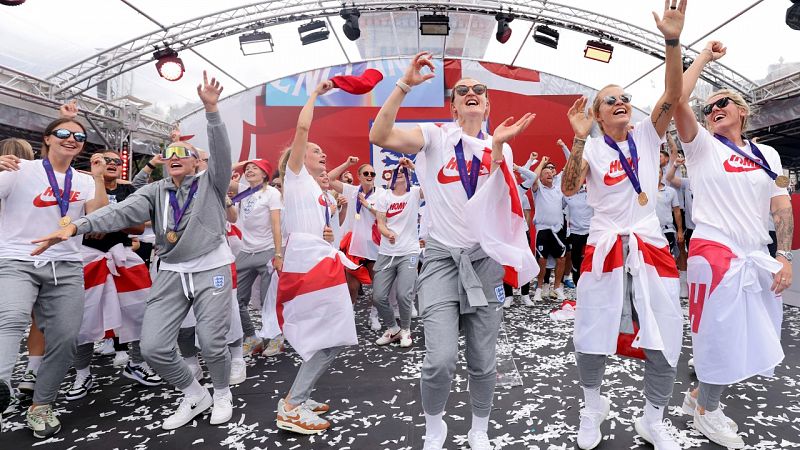 Eurocopa femenina | La selecci�n inglesa celebra su t�tulo en las calles de Londres      
