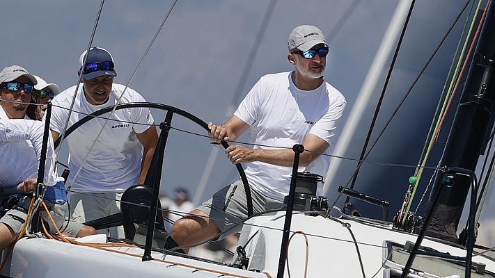 Felipe VI se pone al mando del Aifos 500 en la primera regata de la Copa del Rey