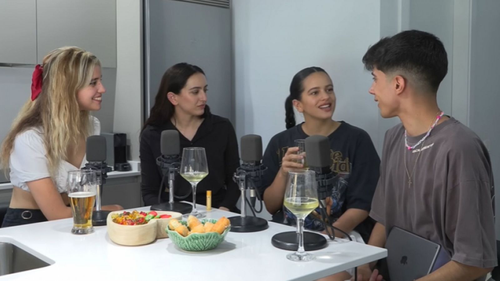 Rosalía y La Pili en el podcast 'La pija y La Quinqui'