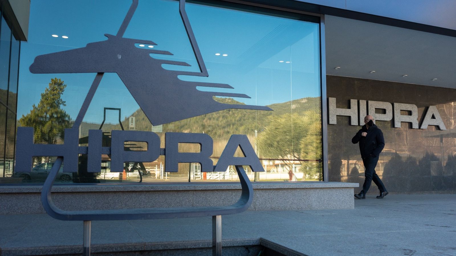 Sánchez celebra la compra europea de la vacuna de Hipra: "Es una prueba magnífica de lo bien que puede funcionar la colaboración público-privada"