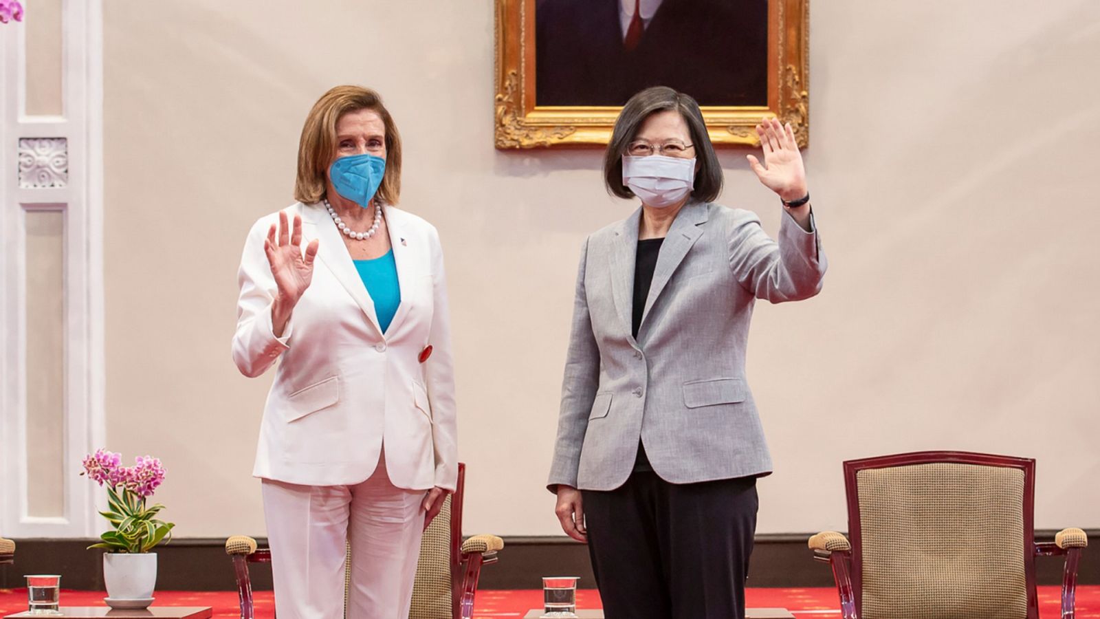 Pelosi se reúne con la presidenta taiwanesa mientras crece la tensión con China