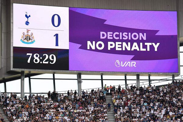 Telediario 1 - La Premier League hará públicas las conversaciones del VAR