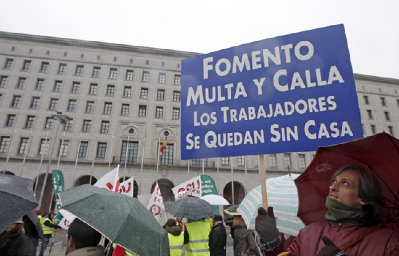 Reporteros del telediario - Hay trabajadores que no cobran sus salarios y tampoco pueden cobrar el paro hasta que sean despedidos - Reporteros del Telediario | Ver