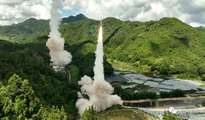 China rodea Taiwán con maniobras a gran escala